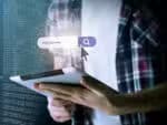 Pessoa a trabalhar em html no computador