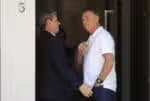 O governador de São Paulo, Tarcísio de Freitas (Republicanos) (E), visita nesta segunda-feira, 29, o ex-presidente Jair Bolsonaro (PL), que está em prisão domiciliar em Brasília.