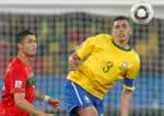 O atacante Cristiano Ronaldo (e), de Portugal, disputa lance com o zagueiro Lúcio, do Brasil, durante partida do Grupo G da Copa do Mundo 2010, realizada no Estádio Moses Mabhida em Durban, África do Sul