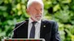 Lula com um fone no ouvido