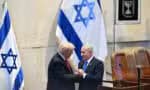 Donald Trump, de mãos dadas, conversa com o primeiro-ministro israelense, Benjamin Netanyahu, no parlamento israelense