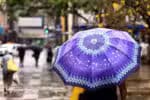 Pedestres enfrentam clima frio e chuvoso na região de Campinas, interior de São Paulo
